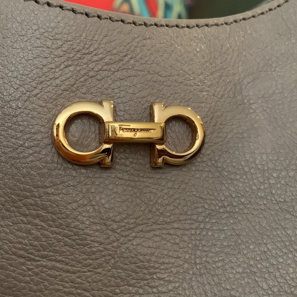 SALVATORE FERRAGAMO bag, genuine leather in 2-tone beige. Gold tone chains. - Picture 4 of 17